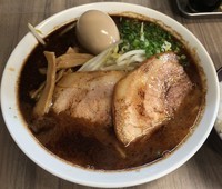 「黒らーめん＋あじ玉＋サービスライス（￥680＋￥100）」@げんまんの写真