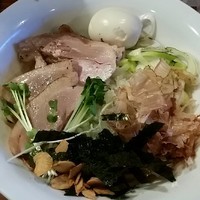 「【限定】鴨脂の油そば（鴨肉叉焼４枚、油飯付き）９００円＋味玉」@らーめん・つけめん 八角の写真