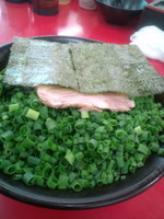 「ラーメン中盛＋万能ネギ」@武蔵家直系 ぼうそう家の写真