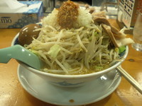 「カレーラーメン+味玉+小豚」@山勝角ふじ 新松戸店の写真