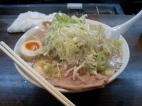 「味玉醤油ラーメン+全増し」@こってりらーめん 誉の写真