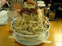 「うま辛めん+小豚+野菜マシ」@山勝角ふじ 新松戸店の写真