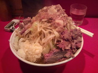 「小豚入りら-めん+ニンニクヤサイアブラ」@ラーメン二郎 府中店の写真