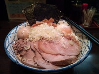 「全部乗せ油そば+大盛り+温玉」@兎に角 松戸店の写真