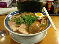 「あかそば+味玉+小豚」@山勝角ふじ 新松戸店の写真