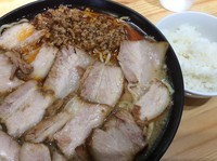 「激辛チャーシュー麺 中 麺硬め＋油多め＋サービス小ライス」@北大塚ラーメンの写真