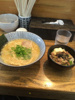 「濃厚鶏白湯ラーメン780円+チャーシューごはん200円」@麺屋 金星の写真