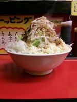 「ラーメン(麺カタメ、ヤサイニンニクマシマシ、他全マシ)」@豚ラーメン 蕨店の写真