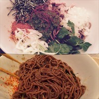 「和え蕎麦 （海老）650円 （限定麺）＋肉刺し 400円」@灰汁中華 丿貫の写真