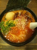 「とんこつ（赤）ラーメン（味玉トッピング）」@元祖 麺屋 原宿 名古屋金山店の写真