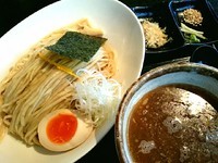 「【冬季限定】つくば茜鶏アゴダシ肉つけそば（熱がけ）830円」@龍のひげの写真