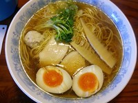 「鶏そば一番絞り（正油、麺硬め）＋大盛＋味玉」@中華そばつけそば 千思萬考の写真