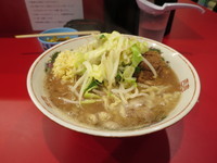 「ラーメン ヤサイ少なめニンニク+豚ピッツァ」@ラーメン英二の写真