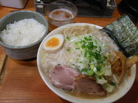 「聖なる夜豚振りつもるホワイト背脂そば＋ごはん小＋グラスビール」@濃菜麺 井の庄の写真