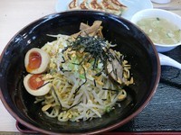 「油そば　（大盛り）　＋餃子：サービス券」@くるまやラーメン 松本渚店の写真