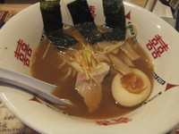「まぐろラーメン421円＆替玉86円」@さくら水産 柏西口店の写真