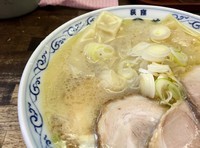 「黄金色の塩ワンタンメン」@二葉 上荻店の写真