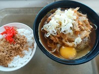 「一石二鳥Aそばセット(かき揚げ天玉そば＋そぼろご飯)500円」@たかべん 0番線ホーム店の写真
