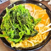 「辛味噌ラーメン（麺チョイヤワ）+ほうれん草　930円」@横浜家系ラーメン せんげん家の写真