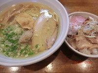 「あっさり魚出汁塩680円　平日限定チャーシュー丼250円」@はりけんラーメンの写真