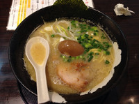 「鶏白湯塩らうめん白＋味玉 （750円＋クーポン無料）」@らうめん 纏の写真