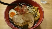 「黒味噌ラーメン 味玉入り・・950円」@初代けいすけ イーアスつくば店の写真