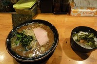 「ラーメン７００円　大盛100円　無料ライス」@渋谷らーめん友喜の写真