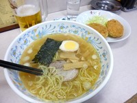 「塩ラーメン（750円）+コロッケ+生ビール」@青い灯の写真