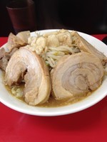 「ラーメン（並）＋小豚  ニンニクアブラカラメ」@びんびん豚の写真