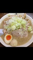 「醤油チャーシュー麺中盛+味玉(薬味ねぎ多め)」@こってりらーめん 誉の写真