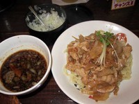 「肉盛りつけ麺並800円＋無料の肉ちょい増し」@魁 肉盛りつけ麺 六代目けいすけの写真