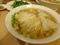 「海老と豚肉入りワンタン麺（１６０台湾元）」@鼎泰豐 本店の写真