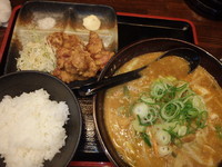 「こってりベトコン(味噌)(880円)、唐揚げ定食(+350円」@くねくねラーメン 伏見本店の写真