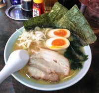 「豚骨醤油(太麺） 700円＋半熟玉子 100円」@とんこつラーメン 松平の写真
