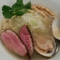 「蛤出汁鴨そば（塩、細麺） ８５０円（３１日、元旦２０食限定）」@麺や 虎徹の写真