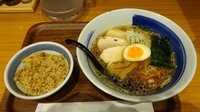 「直久こく旨ラーメン:醤油（780円）＋半チャーハン」@麺処 直久 聖蹟桜ヶ丘店の写真