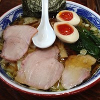 「焼豚ワンタン麺（￥1,070）＋半熟煮玉子（￥100）」@とら食堂の写真