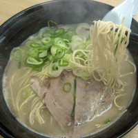 「ラーメン 550円（カタ）」@長浜ナンバーワン 長浜店の写真