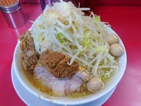 「大ラーメン（700円）＋味付ウズラ　ヤサイニンニクアブラ」@ラーメン二郎 大宮店の写真