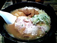 「豚骨醤油ラーメン（690円）+替玉（150円）」@ラーメン ヨシベー 錦糸町店の写真