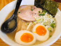 「らーめん＋サービス味玉」@富士らーめんの写真