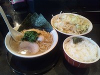 「ラーメン+ライス+もやキャベ」@横浜家系 だるま家の写真