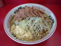 「ラーメン680円＋チャーシュー200円ニンニク増し増し」@赤ひげラーメンの写真