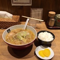 「味噌ラーメン780円＋味玉100円＋ライス110円」@大島の写真