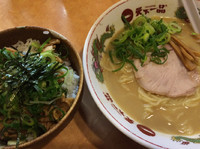 「チャーシュー丼定食+ユウリンチ」@天下一品 歌舞伎町店の写真