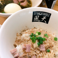 「煮干ソバ(黒)+和え玉+さつま知覧どりの油めし」@煮干中華ソバ イチカワの写真