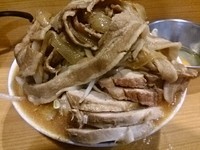 「小ブタラーメン 辛い奴 肉どくろの肉 生玉子 ニンニク少し」@ラーメン二郎 八王子野猿街道店2の写真