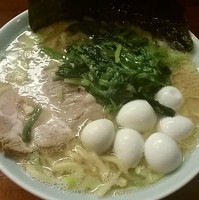 「ラーメン（しょう油）６５０円＋うずら卵＋ほうれん草１００円」@横浜ラーメン 壱福家の写真