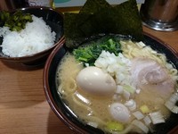 「ラーメン(並)680円＋ライス(無料)＋味玉(クーポン)」@横浜家系ラーメン 馬場壱家 山の陣 2号店の写真
