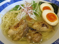 「豊潤鶏ガラ塩そば750円  味玉100円」@麺処 れん屋の写真